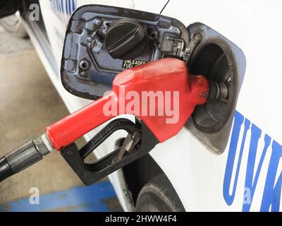 Caloocan, Philippines. 7th mars 2022. Une pompe à gaz est insérée dans un réservoir de carburant de taxi. Les Philippines connaissent une flambée des prix du pétrole et d'autres produits combustibles dans le conflit Russie-Ukraine. Le ministère de l'énergie avertit le public de se préparer à une augmentation du coût du carburant dans les jours à venir, et il a déclaré que cette répercussion sur les prix se produit non seulement aux Philippines, mais aussi dans d'autres parties du monde. Le Gouvernement philippin prépare un plan d'urgence pour subventionner les coûts du carburant pour le secteur des transports publics, les agriculteurs et les pêcheurs. (Credit image: © Josefiel Rivera/SOPA Images via ZU Banque D'Images