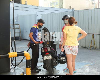 Caloocan, Philippines. 7th mars 2022. Un couple regarde pendant que leur moto est ravitaillée en carburant.les Philippines connaissent une flambée des prix du pétrole et d'autres produits combustibles dans le conflit entre la Russie et l'Ukraine. Le ministère de l'énergie avertit le public de se préparer à une augmentation du coût du carburant dans les jours à venir, et il a déclaré que cette répercussion sur les prix se produit non seulement aux Philippines, mais aussi dans d'autres parties du monde. Le Gouvernement philippin prépare un plan d'urgence pour subventionner les coûts du carburant pour le secteur des transports publics, les agriculteurs et les pêcheurs. (Credit image: © Josefiel Rivera/SOPA Banque D'Images