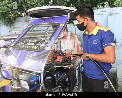 Caloocan, Philippines. 7th mars 2022. Un tricycle est ravitaillé en carburant par un préposé à l'essence.les Philippines connaissent une flambée des prix du pétrole et d'autres produits combustibles dans le conflit entre la Russie et l'Ukraine. Le ministère de l'énergie avertit le public de se préparer à une augmentation du coût du carburant dans les jours à venir, et il a déclaré que cette répercussion sur les prix se produit non seulement aux Philippines, mais aussi dans d'autres parties du monde. Le Gouvernement philippin prépare un plan d'urgence pour subventionner les coûts du carburant pour le secteur des transports publics, les agriculteurs et les pêcheurs. (Credit image: © Josefiel Rivera/SOPA IMA Banque D'Images