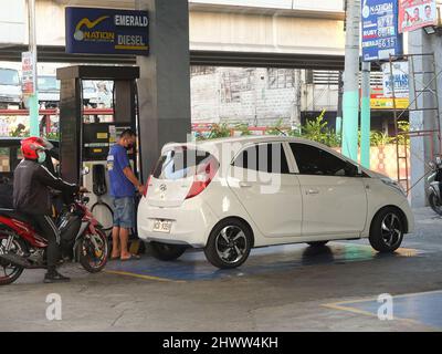 Caloocan, Philippines. 7th mars 2022. Une Hyundai blanche a été ravitaillée en carburant à la station-service.les Philippines connaissent une flambée des prix du pétrole et d'autres produits combustibles dans le conflit Russie-Ukraine. Le ministère de l'énergie avertit le public de se préparer à une augmentation du coût du carburant dans les jours à venir, et il a déclaré que cette répercussion sur les prix se produit non seulement aux Philippines, mais aussi dans d'autres parties du monde. Le Gouvernement philippin prépare un plan d'urgence pour subventionner les coûts du carburant pour le secteur des transports publics, les agriculteurs et les pêcheurs. (Image de crédit : © Josefiel Rivera/SOP Banque D'Images