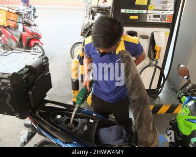 Caloocan, Philippines. 7th mars 2022. Un préposé à l'essence ravitaillent en carburant une moto.les Philippines connaissent une flambée des prix du pétrole et d'autres produits combustibles dans le conflit entre la Russie et l'Ukraine. Le ministère de l'énergie avertit le public de se préparer à une augmentation du coût du carburant dans les jours à venir, et il a déclaré que cette répercussion sur les prix se produit non seulement aux Philippines, mais aussi dans d'autres parties du monde. Le Gouvernement philippin prépare un plan d'urgence pour subventionner les coûts du carburant pour le secteur des transports publics, les agriculteurs et les pêcheurs. (Credit image: © Josefiel Rivera/SOPA Images vi Banque D'Images