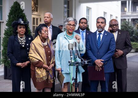 Washington, États-Unis. 07th mars 2022. La députée démocratique de l'Ohio et présidente du Congressional Black Caucus (CBC) Joyce Beatty (C), entourée d'autres membres de la CBC, s'adresse aux médias à la suite d'une réunion avec le président américain Joe Biden et ses conseillers à l'extérieur de la Maison Blanche à Washington, DC, USA, le 07 mars 2022. Credit: SIPA USA/Alay Live News Banque D'Images