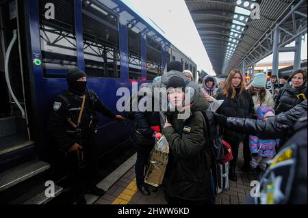 Kiev, Ukraine. 28th févr. 2022. Les gens se trouvent dans un train d'évacuation à Kiev. Depuis le début de l'invasion militaire russe, plus de 1,7 millions de réfugiés ont quitté l'Ukraine. Cela est rapporté par l'Agence des Nations Unies pour les réfugiés. (Credit image: © Sergei Chuzavkov/SOPA Images via ZUMA Press Wire) Banque D'Images