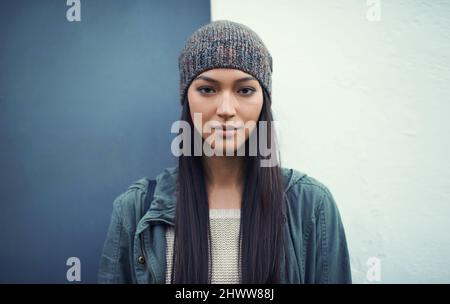 Shes une femme confiante. Portrait d'une jeune femme debout à l'extérieur. Banque D'Images