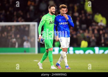 Londres, Royaume-Uni. 07th mars 2022. DELE Alli d'Everton (R) et Hugo Lloris, gardien de but de Tottenham Hotspur chat après le match. Premier League Match, Tottenham Hotspur v Everton au Tottenham Hotspur Stadium de Londres, le lundi 7th mars 2022. Cette image ne peut être utilisée qu'à des fins éditoriales. Utilisation éditoriale uniquement, licence requise pour une utilisation commerciale. Aucune utilisation dans les Paris, les jeux ou les publications d'un seul club/ligue/joueur. photo par Steffan Bowen/Andrew Orchard sports photographie/Alay Live news crédit: Andrew Orchard sports photographie/Alay Live News Banque D'Images