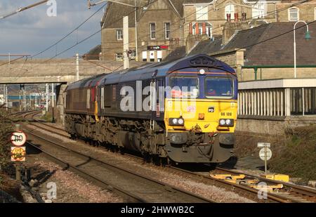 Mouvement léger du moteur sur WCML à Carnforth classe 66' locos sur Carlisle à Crewe mouvement 7th Mars 2022. P D ports de décoration spéciale sur 66 109. Banque D'Images