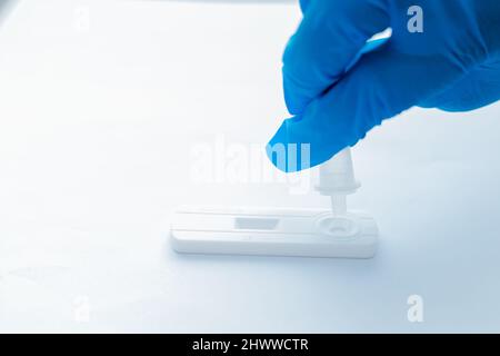 Scientifique faisant un kit de test rapide d'antigène pour la maladie virale COVID-19 nCoV Test de carte de laboratoire pour le coronavirus. Banque D'Images