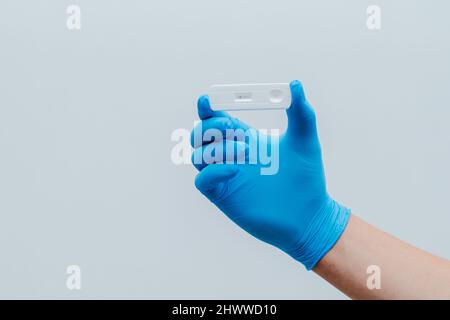 Main propre montrant le résultat du test négatif Covid-19 avec le kit de test rapide de l'antigène COV-2 du SRAS Banque D'Images