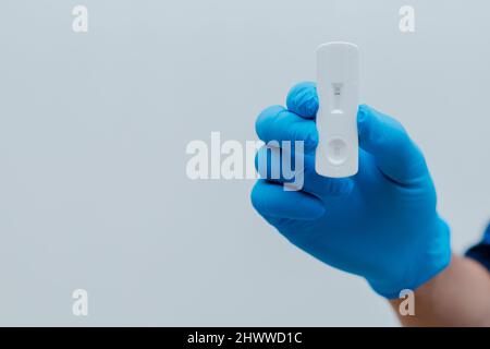 Main propre montrant le résultat du test négatif Covid-19 avec le kit de test rapide de l'antigène COV-2 du SRAS Banque D'Images