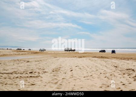 Oceano, Californie, États-Unis - 27 février 2022. Voitures sur la plage. Oceano Dunes, California Central Coast, le seul parc d'État de Californie qui le permet Banque D'Images