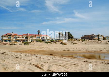 Oceano, Californie, États-Unis - 27 février 2022. Grande plage de sable et hôtels avec vue sur l'océan dans une petite ville de plage. Oceano, côte centrale de Californie Banque D'Images