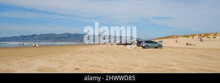 Oceano, Californie, États-Unis - 27 février 2022. Voitures sur la plage. Oceano Dunes, California Central Coast, le seul parc d'État de Californie qui le permet Banque D'Images