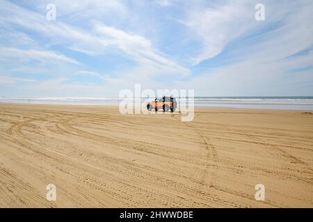 Oceano, Californie, États-Unis - 27 février 2022. Voitures sur la plage. Oceano Dunes, California Central Coast, le seul parc d'État de Californie qui le permet Banque D'Images