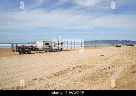 Oceano, Californie, États-Unis - 27 février 2022. Voitures sur la plage. Oceano Dunes, California Central Coast, le seul parc d'État de Californie qui le permet Banque D'Images