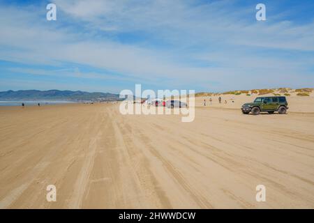 Oceano, Californie, États-Unis - 27 février 2022. Voitures sur la plage. Oceano Dunes, California Central Coast, le seul parc d'État de Californie qui le permet Banque D'Images