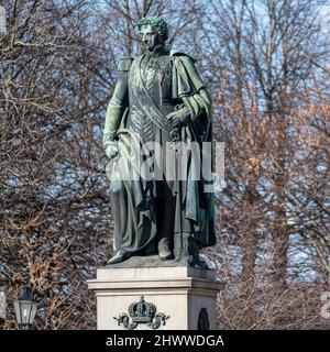 Carl Johans Park avec la statue du roi Karl Johan XIV un jour ensoleillé de printemps à Norrkoping, Norrkoping est une ville industrielle historique de Suède. Banque D'Images