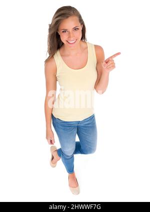 Shes a eu une confiance décontractée à son sujet. Photo en grand angle d'une belle jeune femme debout sur fond blanc. Banque D'Images