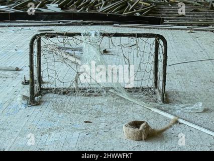 Un regard troublant sur ce qui reste des structures "radioactives" de la ville fantôme de Pripyat où le célèbre accident nucléaire de Tchernobyl a eu lieu Banque D'Images