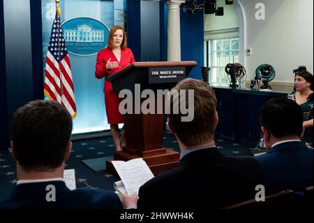 Washington, États-Unis. 07th mars 2022. Jen Psaki, Attachée de presse de la Maison Blanche, prend la parole lors d'un point de presse dans la salle de presse de la Maison Blanche. Crédit : SOPA Images Limited/Alamy Live News Banque D'Images