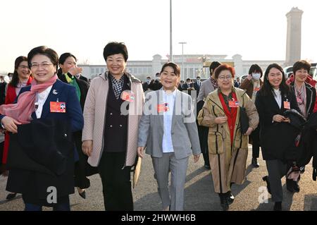 Pékin, Chine. 8th mars 2022. Les députés arrivent pour la deuxième séance plénière de la cinquième session du Congrès national du peuple (CNP) de 13th à Beijing, capitale de la Chine, le 8 mars 2022. Credit: Jin Liangkuai/Xinhua/Alamy Live News Banque D'Images