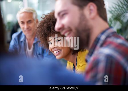 Entendre tout le monde. Photo d'un groupe de collègues heureux en réunion. Banque D'Images