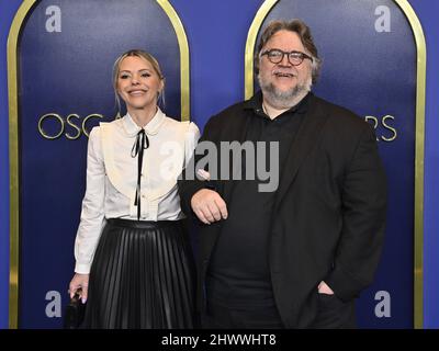 Los Angeles, États-Unis. 07th mars 2022. Guillermo del Toro et son épouse Kim Morgan assistent au déjeuner annuel des nominés Oscars de 94th au Fairmont Century Plaza le lundi 7 mars 2022. Crédit : UPI/Alay Live News Banque D'Images