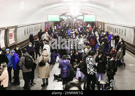 Kiev, Ukraine. 25th févr. 2022. Les habitants de Kiev vus à une station de métro alors qu'ils prennent refuge contre les raids aériens russes alors que les forces russes continuent leur invasion à grande échelle de l'Ukraine. Crédit : SOPA Images Limited/Alamy Live News Banque D'Images