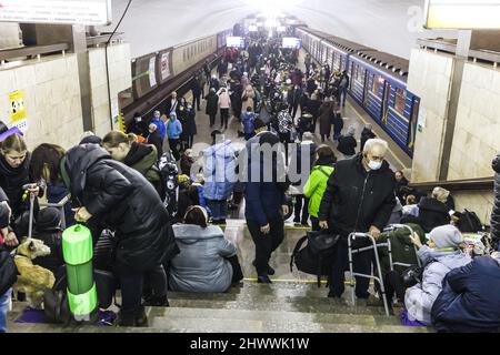 Kiev, Ukraine. 25th févr. 2022. Les habitants de Kiev vus à une station de métro alors qu'ils prennent refuge contre les raids aériens russes alors que les forces russes continuent leur invasion à grande échelle de l'Ukraine. Crédit : SOPA Images Limited/Alamy Live News Banque D'Images