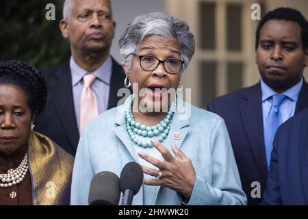 Washington, États-Unis. 07th mars 2022. La députée démocratique de l'Ohio et présidente du Congressional Black Caucus (CBC) Joyce Beatty (C), entourée d'autres membres de la CBC, s'adresse aux médias à la suite d'une réunion avec les États-Unis. Le président Joe Biden et ses conseillers à l'extérieur de la Maison Blanche à Washington, DC, le lundi 7 mars 2022. Photo de Jim Lo Scalzo/UPI crédit: UPI/Alay Live News Banque D'Images