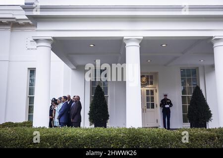 Washington, États-Unis. 07th mars 2022. La députée démocratique de l'Ohio et présidente du Congressional Black Caucus (CBC) Joyce Beatty (C-L), entourée d'autres membres de la CBC, parle aux médias à la suite d'une réunion avec le président des États-Unis Joe Biden et ses conseillers à l'extérieur de la Maison Blanche à Washington, DC, le lundi 7 mars 2022. Crédit : UPI/Alay Live News Banque D'Images