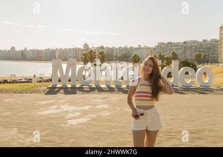 Montevideo, Uruguay - 11 janvier 2022 - la jeune femme débarque sur un site célèbre. Banque D'Images