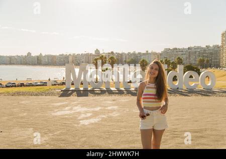 Montevideo, Uruguay - 11 janvier 2022 - la jeune femme débarque sur un site célèbre. Banque D'Images