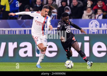 Lyon, France - février 27 : Malo Gusto de Lyon (L) chase Jonathan Bamba de Lille (R) pendant la Ligue 1 Uber Eats match entre l'Olympique Lyonnais an Banque D'Images