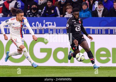 Lyon, France - février 27 : Malo Gusto de Lyon (L) chase Jonathan Bamba de Lille (R) pendant la Ligue 1 Uber Eats match entre l'Olympique Lyonnais an Banque D'Images