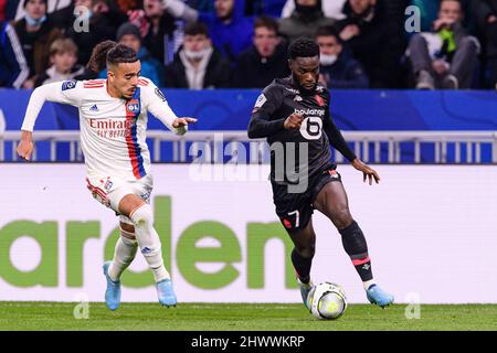 Lyon, France - février 27 : Malo Gusto de Lyon (L) chase Jonathan Bamba de Lille (R) pendant la Ligue 1 Uber Eats match entre l'Olympique Lyonnais an Banque D'Images