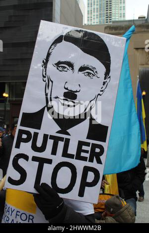 Signe de protestation Putler Stop lors d'un rassemblement pro-ukrainien au Daley Plaza de Chicago Banque D'Images