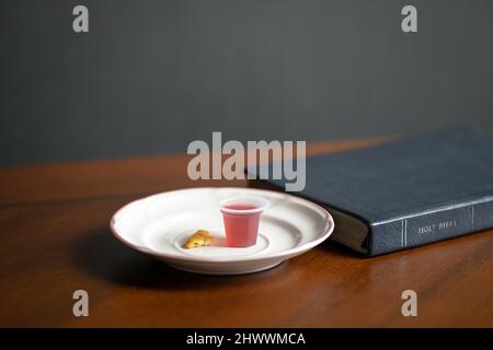 Sacrements de la Sainte Communion chrétienne, vin et pain avec la Sainte Bible, sur une table en bois. Copier l'espace. Banque D'Images