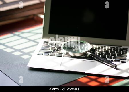 Loupe sur le dessus de l'ordinateur portable. Concept de recherche en ligne ou sur Internet. Banque D'Images