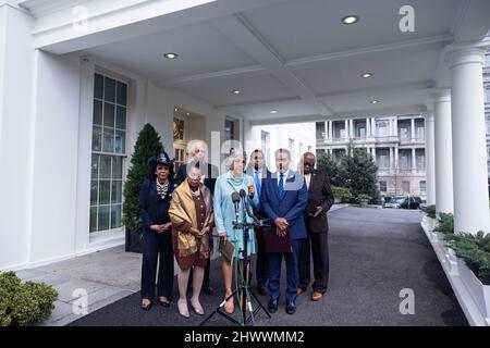 Washington, DC, États-Unis. 07th mars 2022. La députée démocratique de l'Ohio et présidente du Congressional Black Caucus (CBC) Joyce Beatty (C), entourée d'autres membres de la CBC, s'adresse aux médias à la suite d'une réunion avec le président américain Joe Biden et ses conseillers à l'extérieur de la Maison Blanche à Washington, DC, USA, le 07 mars 2022. Credit: Jim LoScalzo/Pool via CNP/dpa/Alay Live News Banque D'Images