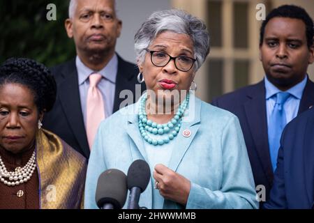 Washington, DC, États-Unis. 07th mars 2022. La députée démocratique de l'Ohio et présidente du Congressional Black Caucus (CBC) Joyce Beatty, entourée d'autres membres de la CBC, s'adresse aux médias à la suite d'une réunion avec le président américain Joe Biden et ses conseillers à l'extérieur de la Maison Blanche à Washington, DC, USA, le 07 mars 2022. Credit: Jim LoScalzo/Pool via CNP/dpa/Alay Live News Banque D'Images