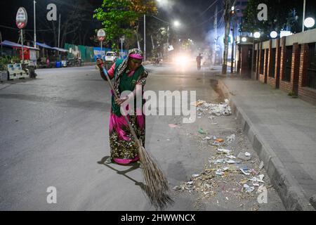 Dhaka, Bangladesh. 08th mars 2022. Halima, un ouvrier de nettoyage de la corporation de ville, est vu balayer les rues la nuit dans la capitale Dhaka. Crédit : SOPA Images Limited/Alamy Live News Banque D'Images