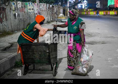 Dhaka, Bangladesh. 08th mars 2022. Nazma et Halima, les nettoyeurs de City Corporation, sont vus nettoyer la route la nuit dans la capitale Dhaka. Crédit : SOPA Images Limited/Alamy Live News Banque D'Images