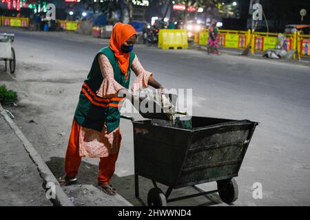 Dhaka, Bangladesh. 08th mars 2022. Nazma, un ouvrier de nettoyage de la corporation de ville, a vu nettoyer la route la nuit dans la capitale Dhaka. Crédit : SOPA Images Limited/Alamy Live News Banque D'Images