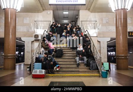 Kiev, Ukraine. 24th févr. 2022. Les habitants de Kiev vus à une station de métro alors qu'ils prennent refuge contre les raids aériens russes alors que les forces russes continuent leur invasion à grande échelle de l'Ukraine. (Credit image: © Mykhaylo Palinchak/SOPA Images via ZUMA Press Wire) Banque D'Images