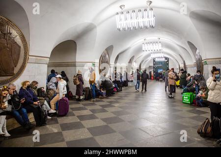 Kiev, Ukraine. 24th févr. 2022. Les habitants de Kiev vus à une station de métro alors qu'ils prennent refuge contre les raids aériens russes alors que les forces russes continuent leur invasion à grande échelle de l'Ukraine. (Credit image: © Mykhaylo Palinchak/SOPA Images via ZUMA Press Wire) Banque D'Images