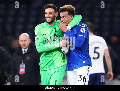 Londres, Angleterre, 7th mars 2022. Hugo Lloris de Tottenham Hotspur interagit avec DELE Alli d'Everton à la suite du match de la Premier League au Tottenham Hotspur Stadium, Londres. Le crédit photo devrait se lire: Jacques Feeney / Sportimage Banque D'Images