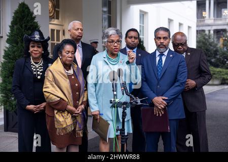 La députée démocratique de l'Ohio et présidente du Congressional Black Caucus (CBC) Joyce Beatty (C), entourée d'autres membres de la CBC, s'adresse aux médias à la suite d'une réunion avec le président américain Joe Biden et ses conseillers à l'extérieur de la Maison Blanche à Washington, DC, USA, le 07 mars 2022.Credit: Jim LoScazzo/Pool via CNP /MediaPunch Banque D'Images
