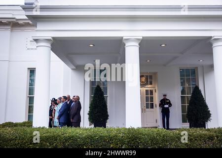 La députée démocratique de l'Ohio et présidente du Congressional Black Caucus (CBC) Joyce Beatty (C-L), entourée d'autres membres de la CBC, s'adresse aux médias à la suite d'une réunion avec le président américain Joe Biden et ses conseillers à l'extérieur de la Maison Blanche à Washington, DC, USA, le 07 mars 2022.Credit: Jim LoScazzo/Pool via CNP /MediaPunch Banque D'Images