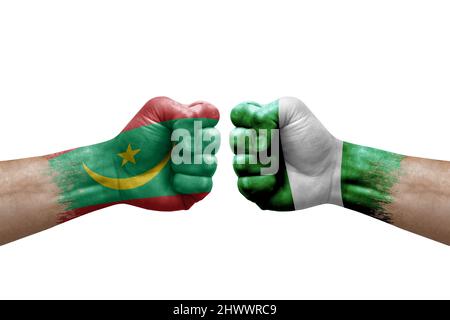 Deux mains poinçonner l'une à l'autre sur fond blanc. Drapeaux de pays peint des poings, concept de crise de conflit entre la mauritanie et le nigeria Banque D'Images