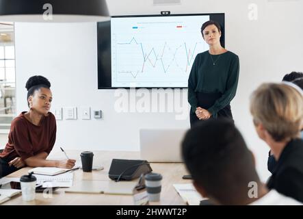 La réunion de gestion mensuelle est en session. Photo d'un groupe d'hommes d'affaires ayant une réunion dans un bureau moderne. Banque D'Images